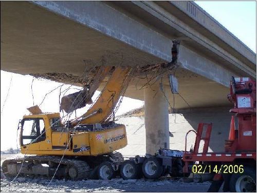 Grue coincée sous un pont