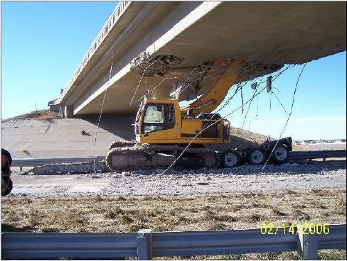 Grue coincée sous un pont