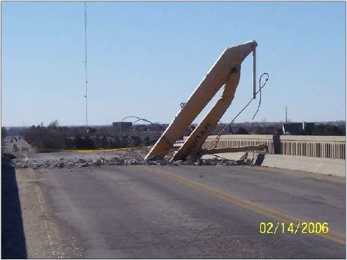 Grue coincée sous un pont