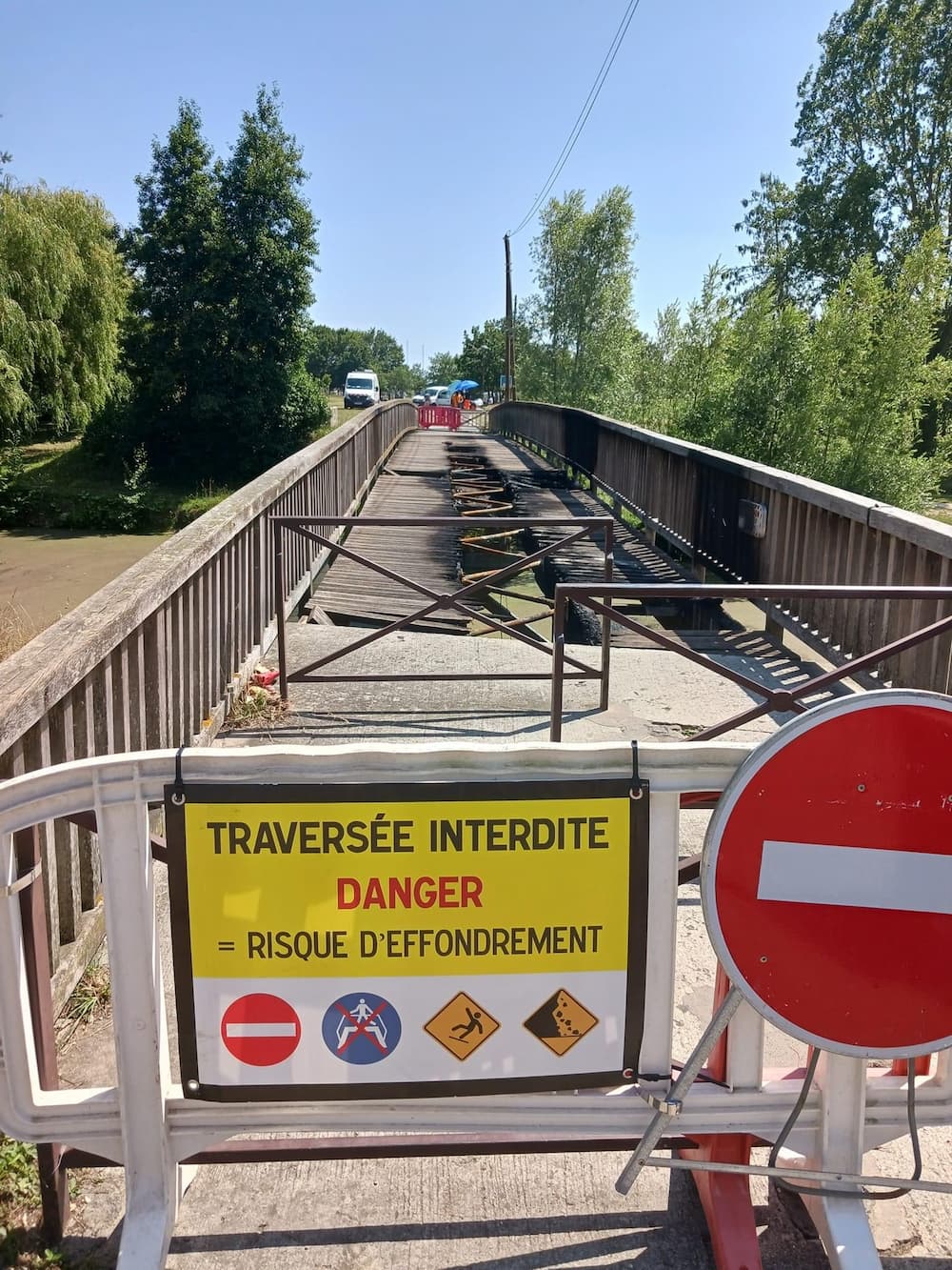 La fibre qui passait sous ce pont a pris cher