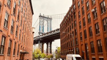 <a href="https://www.leguidenyc.com/brooklyn-bridge-21.html">Brooklyn Bridge</a>, depuis Dumbo. Comme l'affiche Once Upon a Time in America