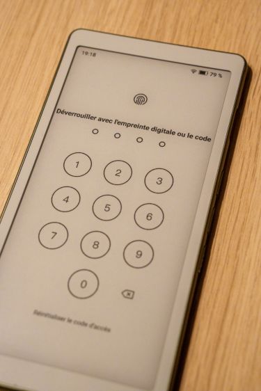 La b&ecirc;te a m&ecirc;me un "TouchID" pour d&eacute;verrouiller avec votre empreinte de doigt. Ca marche rudement bien