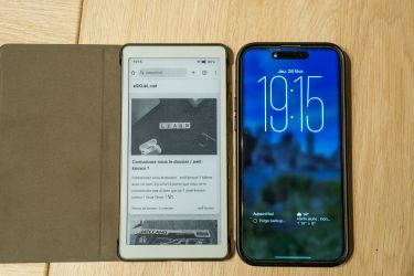 Avec un fond un peu moins lumineux sur l'iPhone, le contraste est mieux. L'AI Paper Reader est en r&eacute;tro-&eacute;clairage 1 sur 20 l&agrave;.