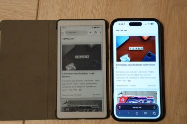 Forc&eacute;ment, quand on met un &eacute;cran avec beaucoup de blanc, le contraste de la photo est foir&eacute; :). A gauche, l'AI Paper Reader, &agrave; droite un iPhone 14 Pro Max